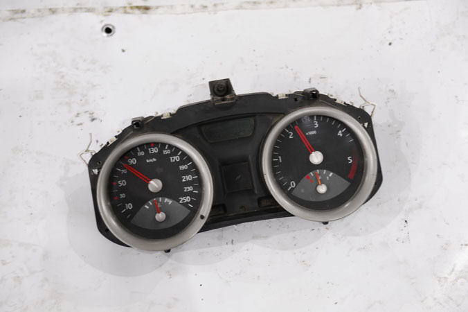 R 5 ÇIKMA YEDEK PARÇA MEGAN2 KİLOMETRE SAATİ